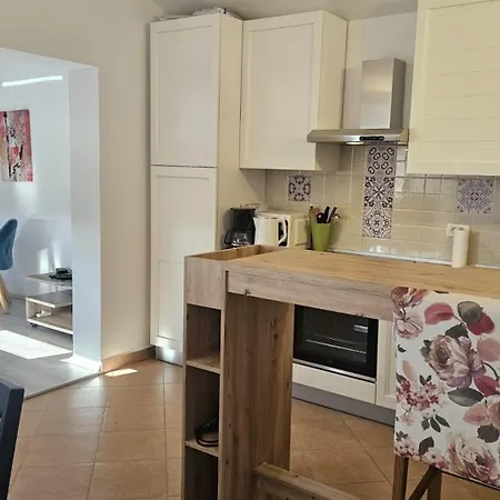 Apartment Damir 1 By Guide Galižana